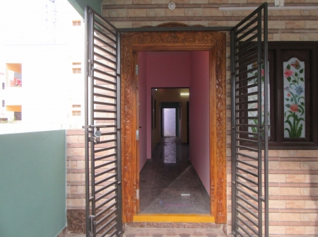 1) Li Id  217 - House Entrance.JPG